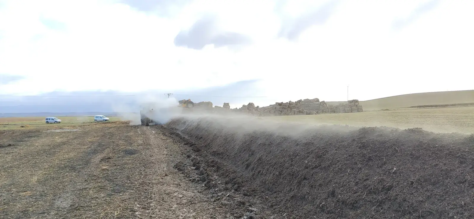 Vapor saliendo de la hilera de compost