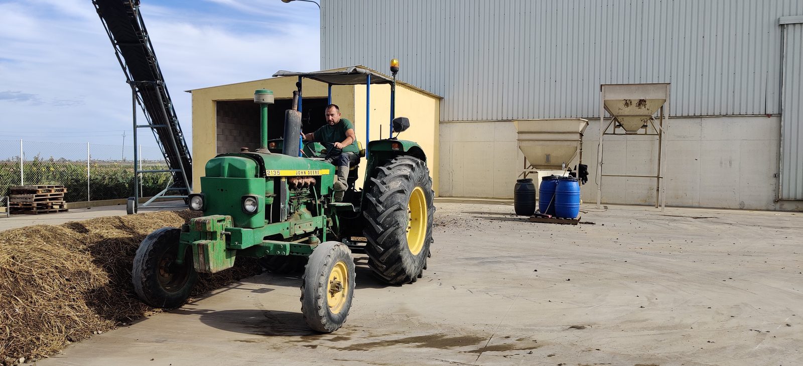 EcoCastells — tractor y compost en finca