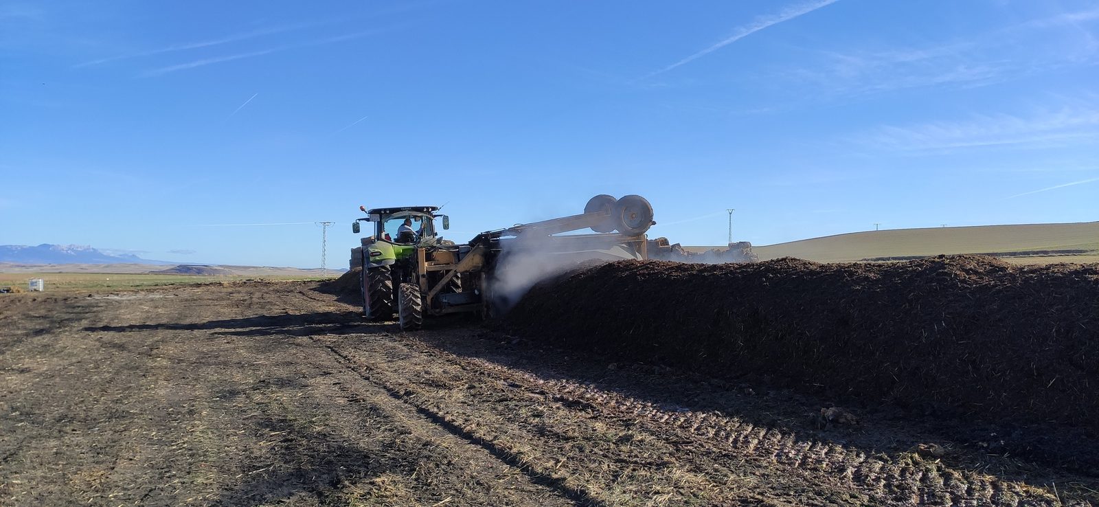 Tormantos — tractor y volteadora en la hilera de compost
