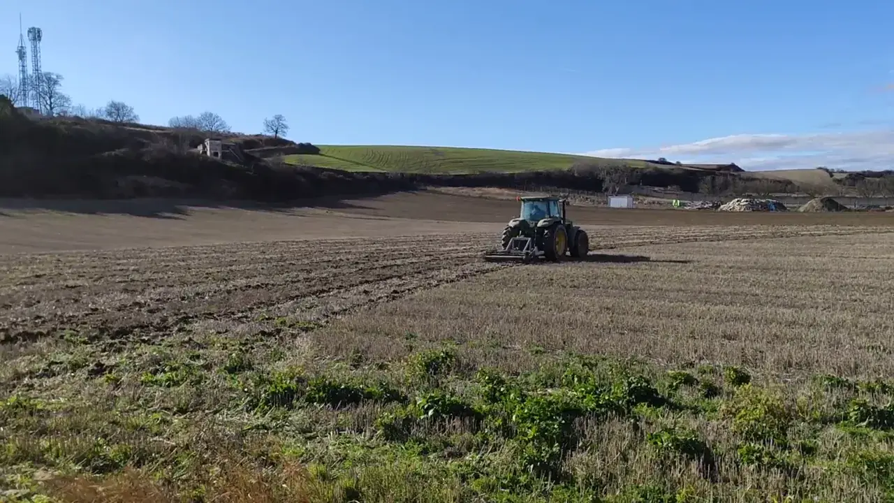 Tractor trabajando la parcela siguiendo el relieve